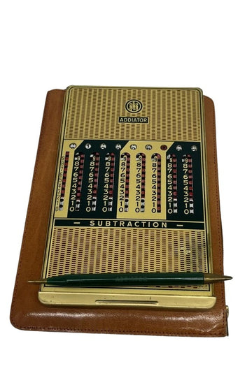 Mechanical calculator (1920)”Addiator” calculator with stylus, carrying pouch and box.