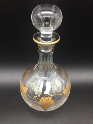 Crystal decanter enhanced with a gold decoration of grape bunches