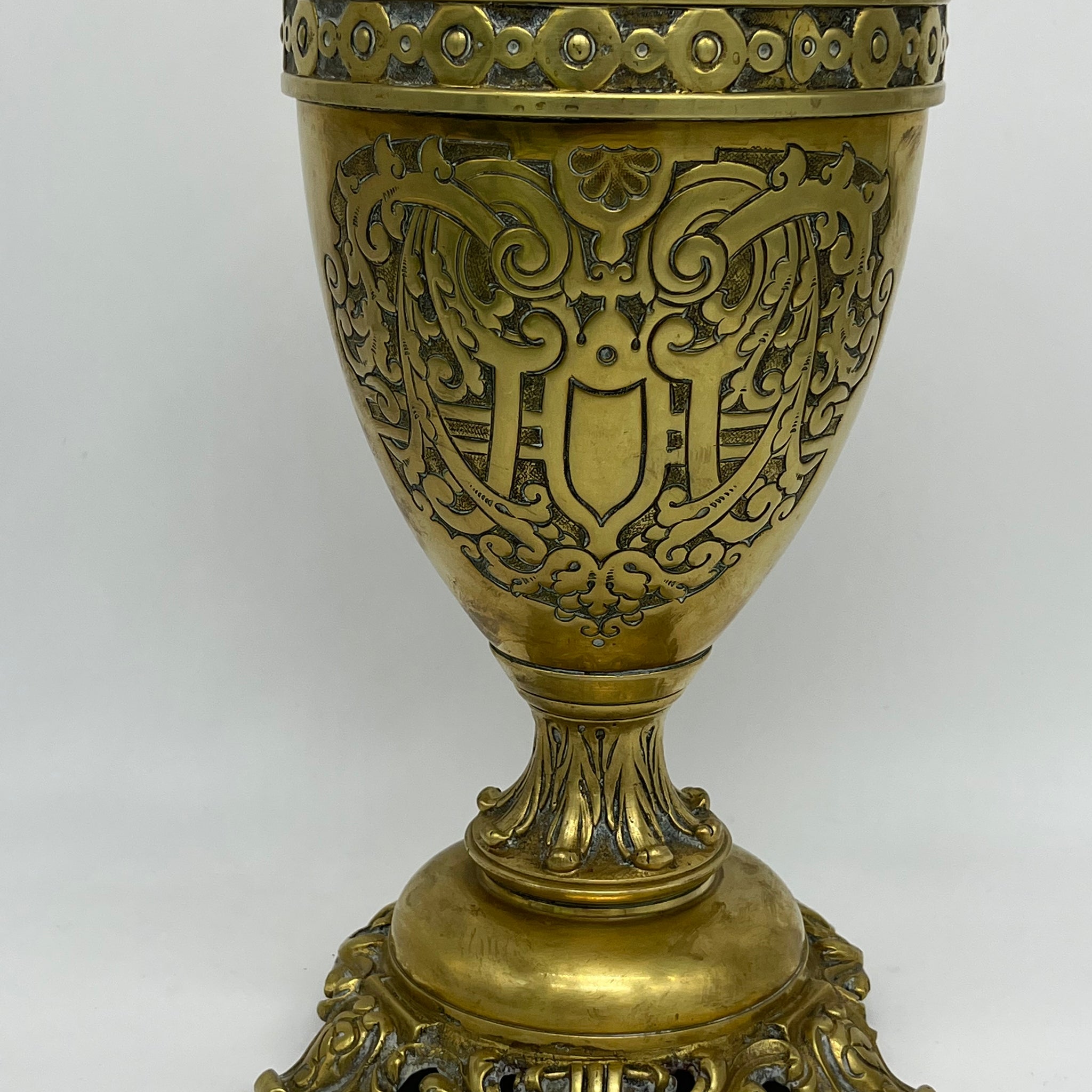 Finely decorated vase on embossed bronze pedestal decorated with arabesques