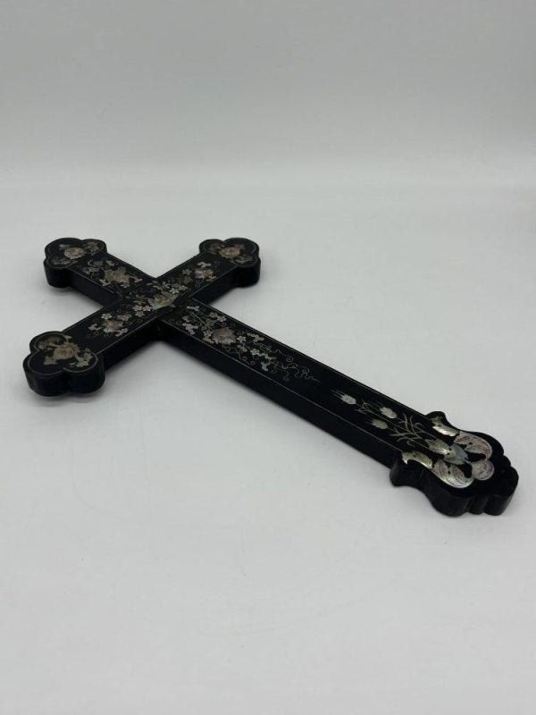 Elegant Cross in blackened wood with a decoration inlaid with mother-of-pearl. Napoleon III period.