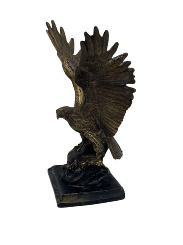 Eagle sculpture with an impressive majesty